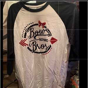 Raglan tee “Bows before Bros”